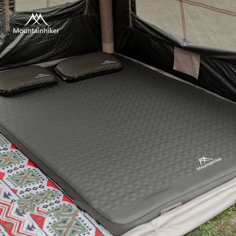 Tapis de couchage gonflable déplié pour le camping