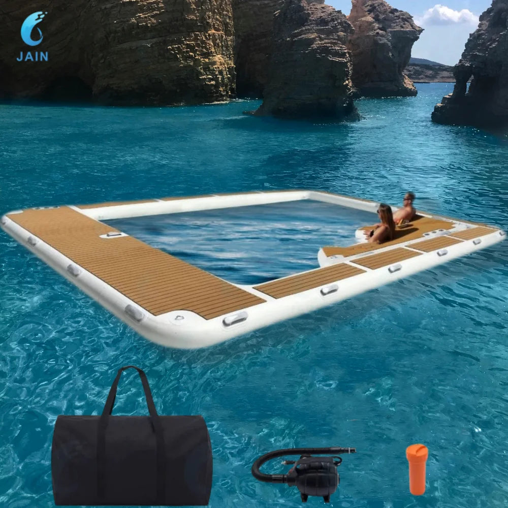 Plateforme flottante gonflable EVA près d'un yacht