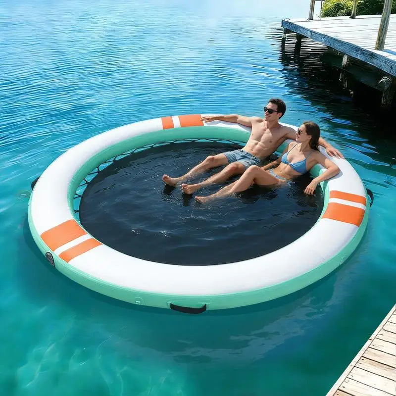 Plateforme flottante gonflable ronde sur l'eau
