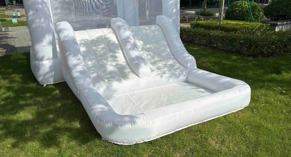 Intérieur du château gonflable blanc pour enfants