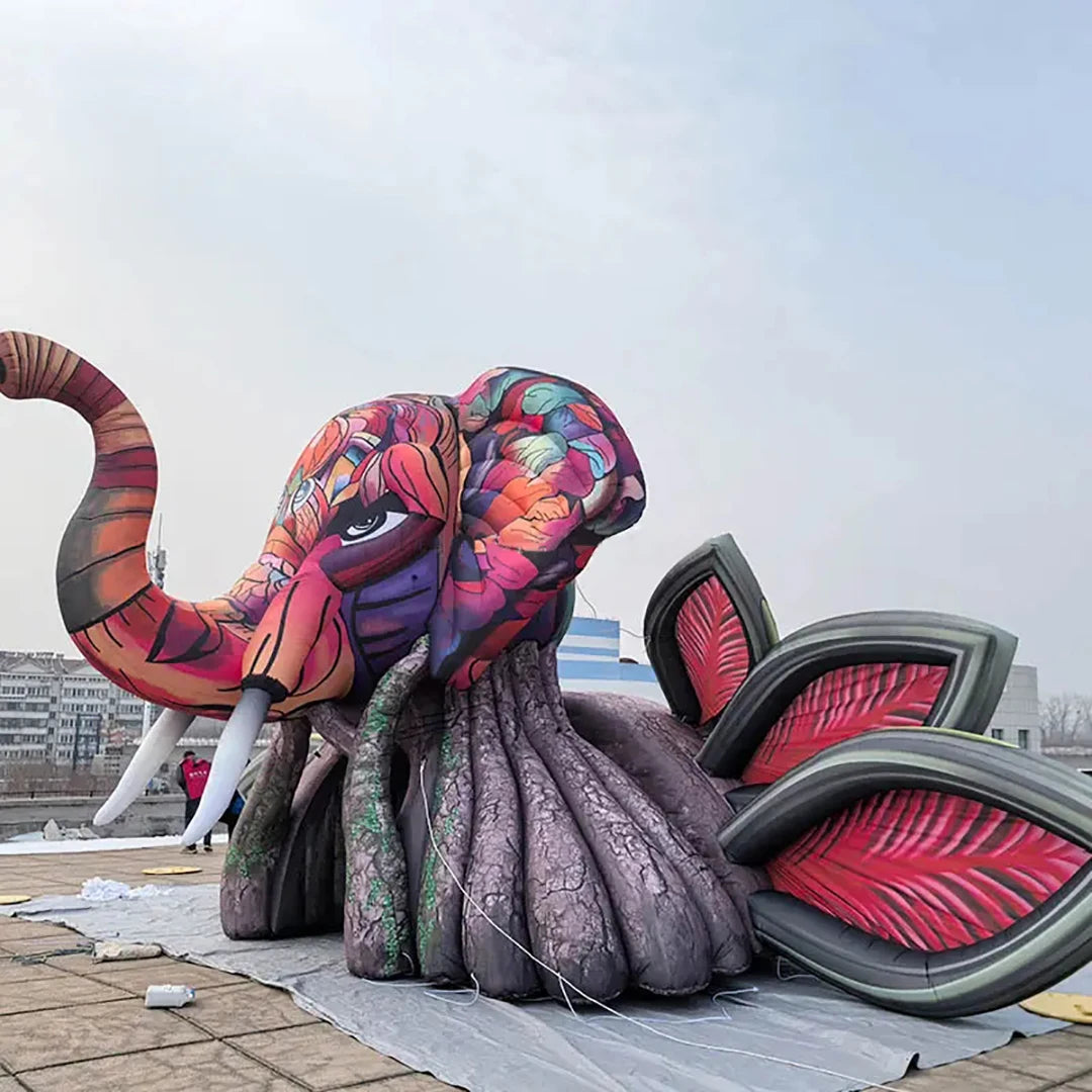 Vue d'ensemble de la tente gonflable scène éléphant illuminée