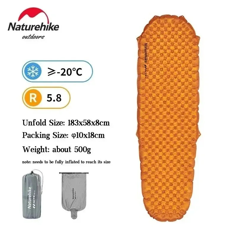 Randonneur installant son matelas de camping gonflable