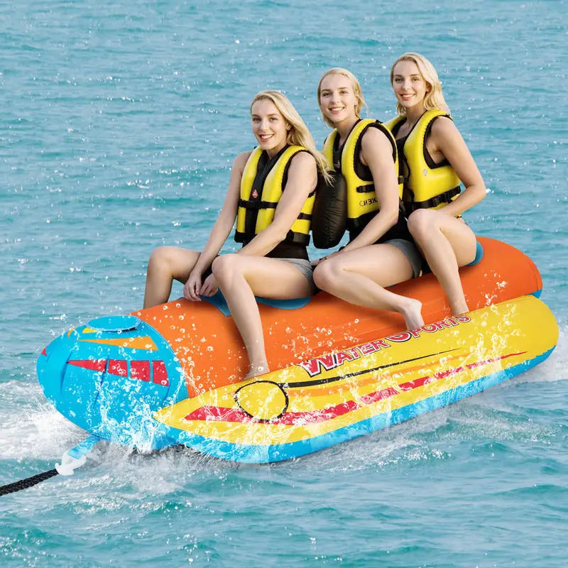 Bouée tractée gonflable banane 3 places sur l'eau