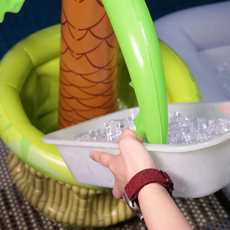 Seau à glace gonflable palmier au bord de la piscine