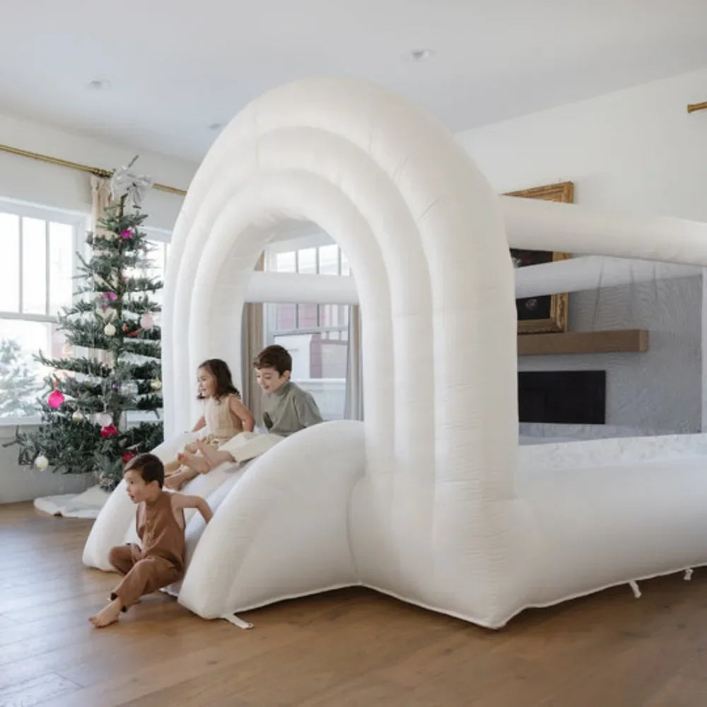 Château gonflable pastel arc-en-ciel installé en extérieur