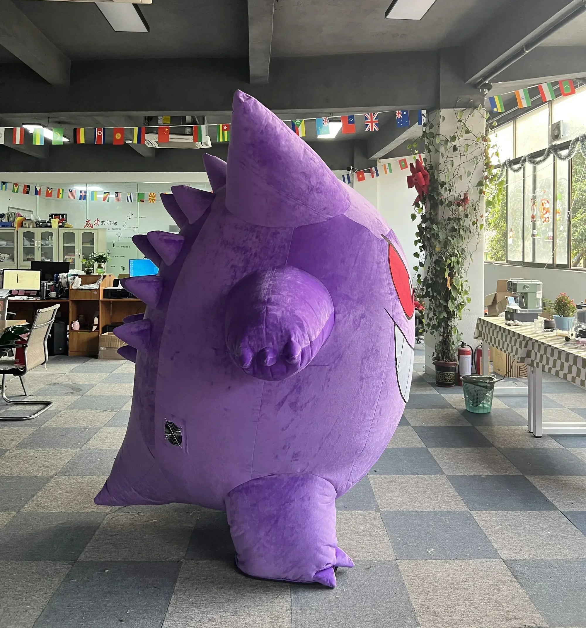 Costume gonflable créature violette, détail