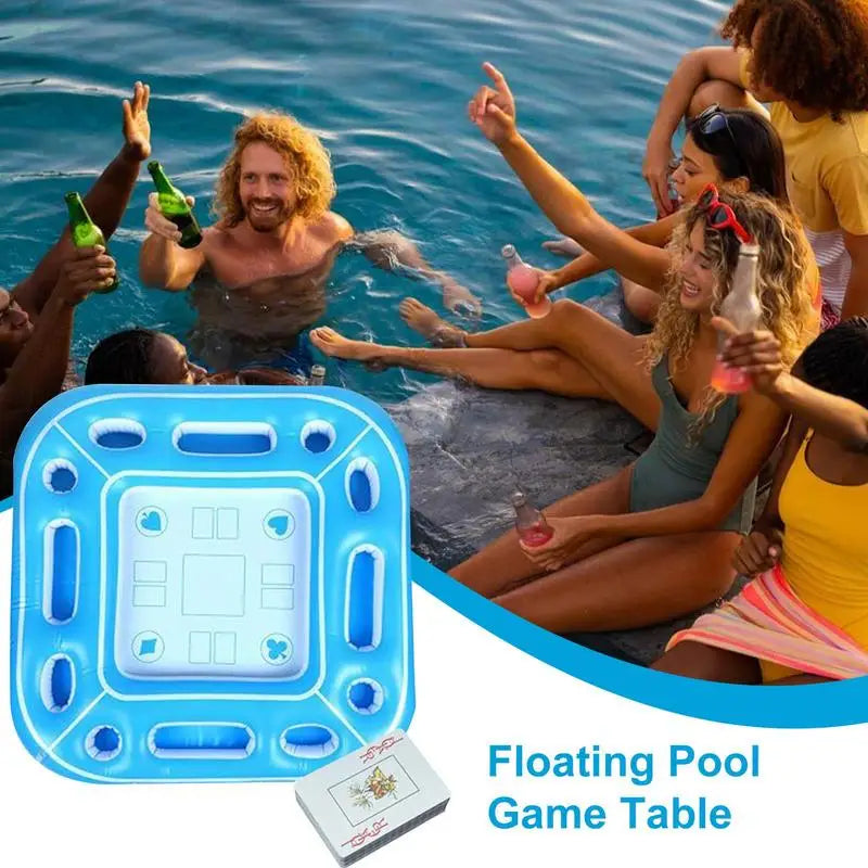 Table flottante gonflable bleue sur la piscine avec cartes à jouer