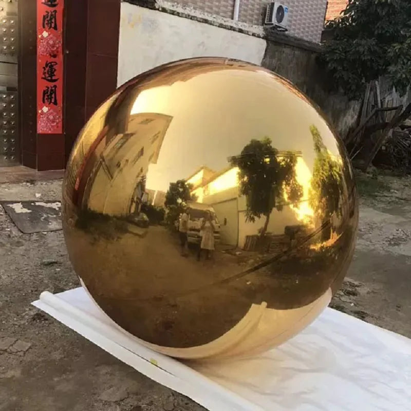 Sphère gonflable miroir installée en discothèque