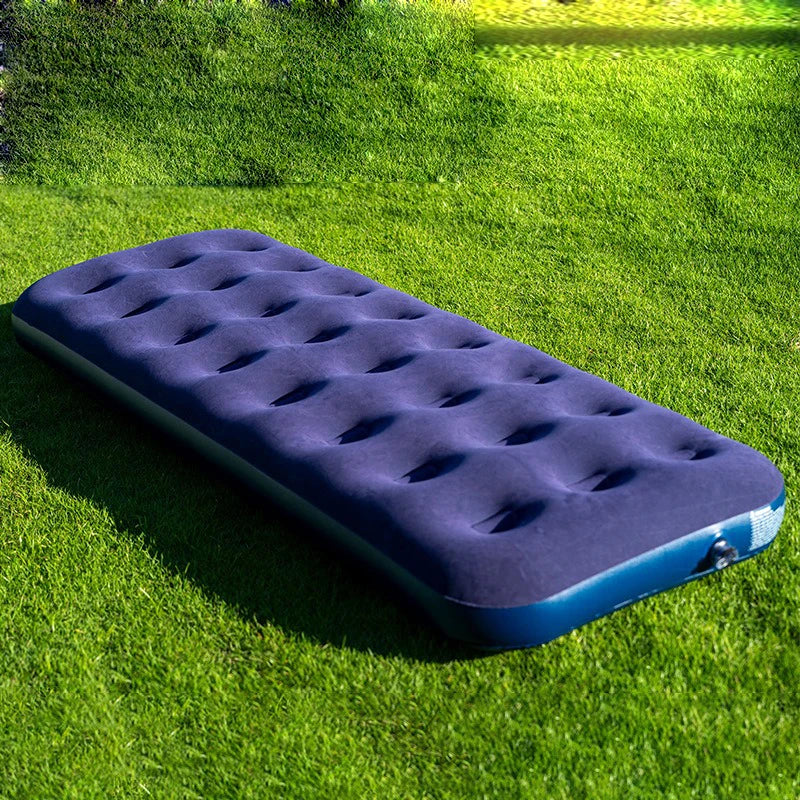Tapis de couchage gonflable installé sous une tente de camping