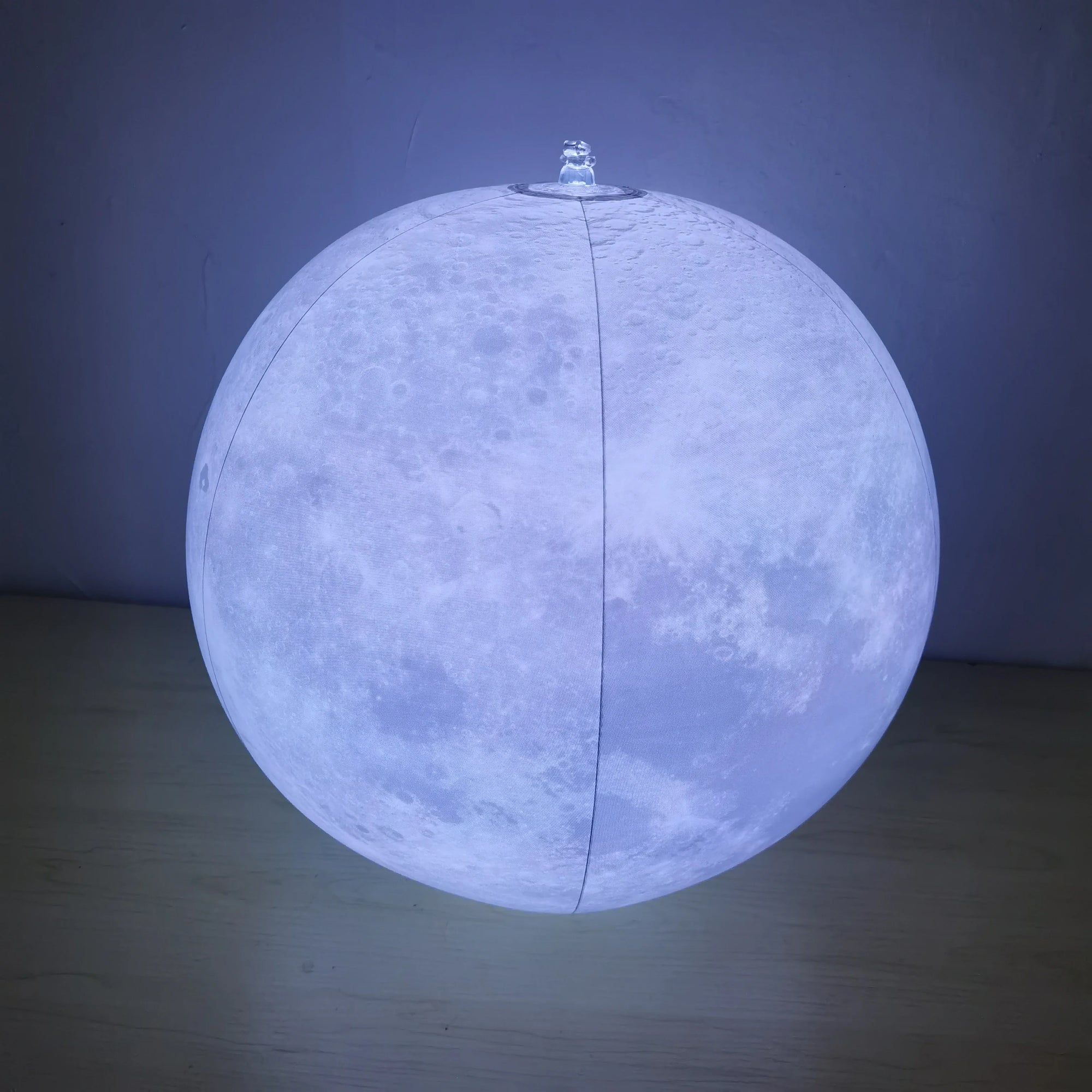 Lune gonflable lumineuse pliée rangement compact après usage