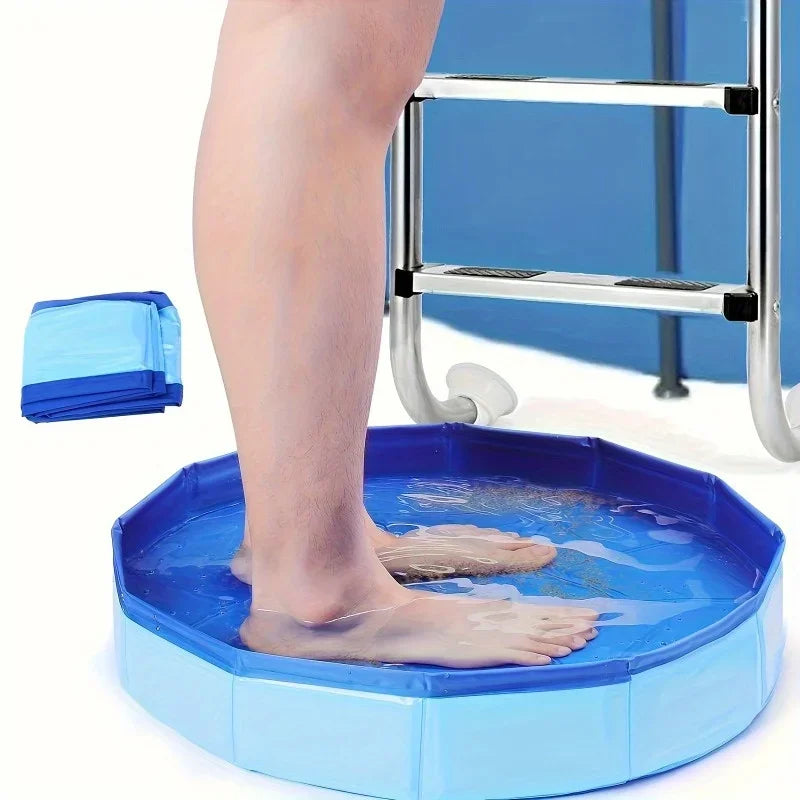 Bain de pieds pliable bleu à l'entrée d'une piscine