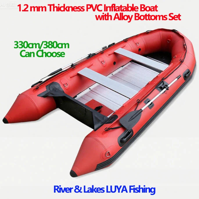 Bateau gonflable rouge de pêche sur un lac