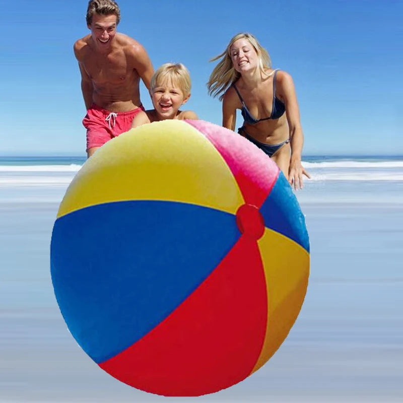 Ballon gonflable géant multicolore posé sur une pelouse en plein air
