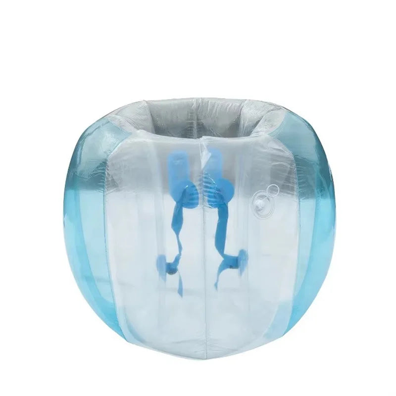 Combat amical avec zorb ball gonflable