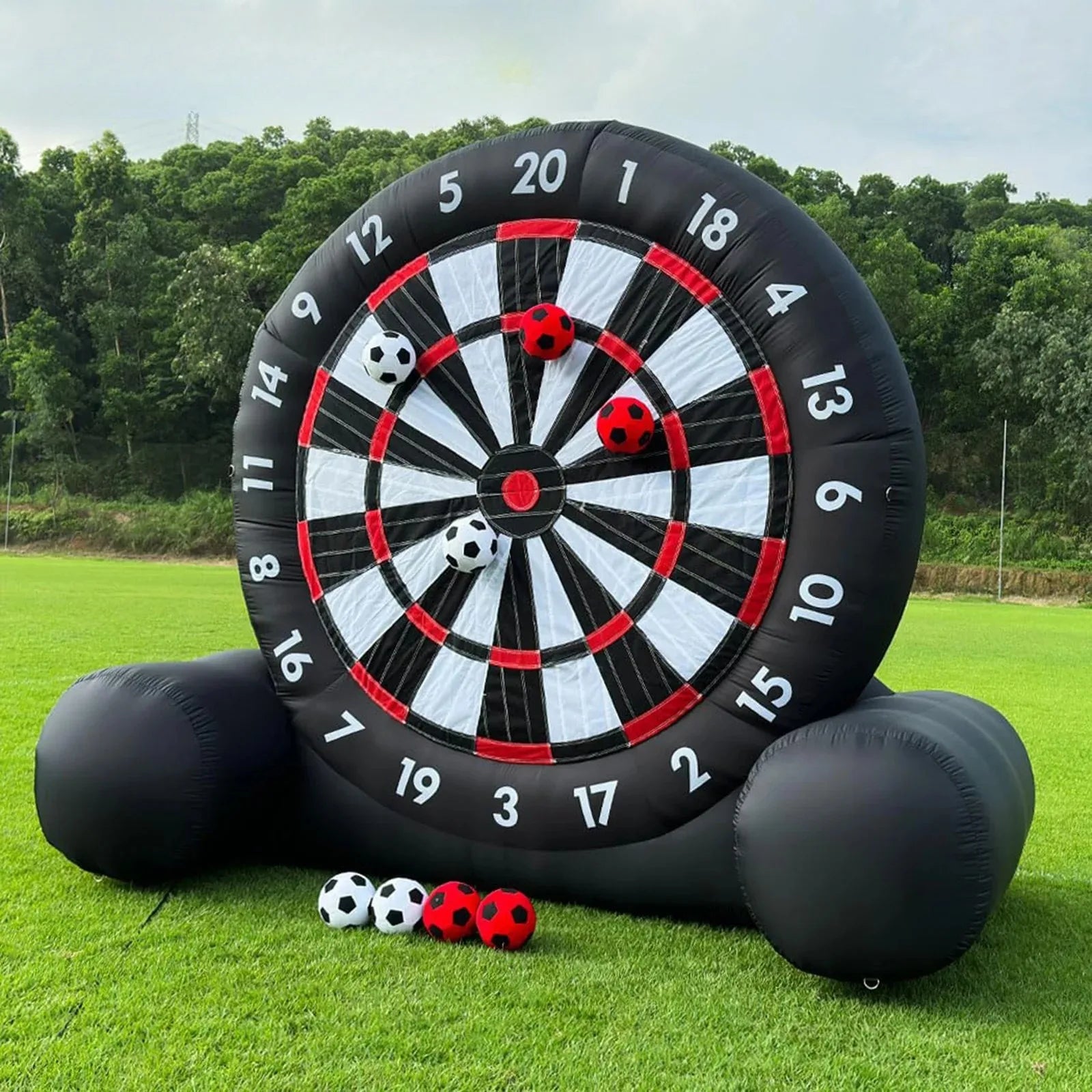 Cible fléchette gonflable football installée en extérieur