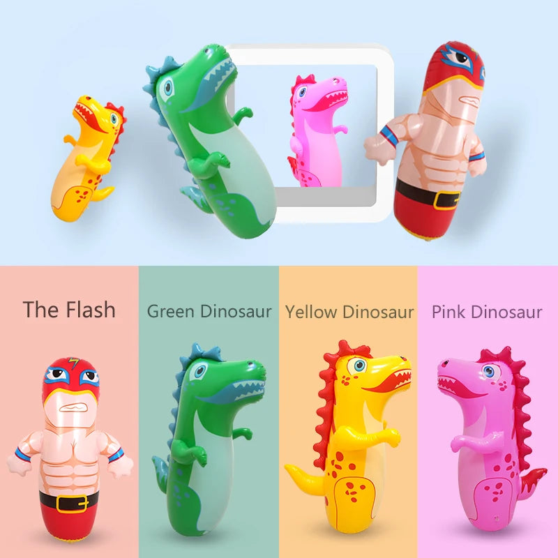 Enfant frappant culbuteur gonflable dinosaure ludique