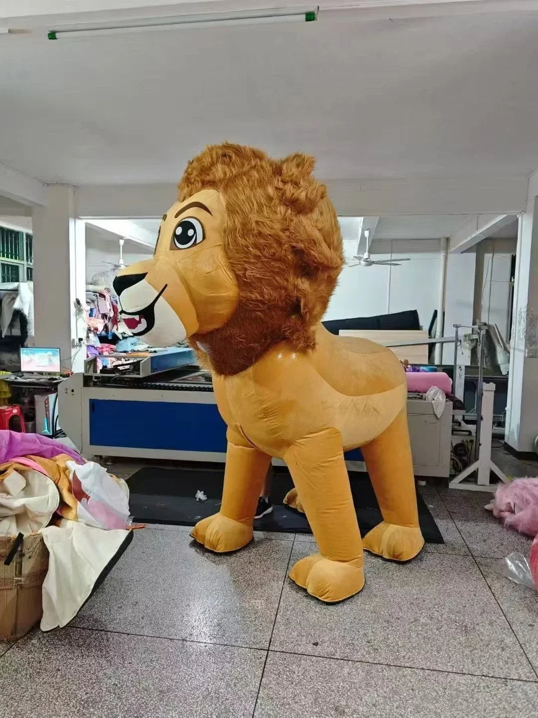 Costume gonflable lion roi 4 pattes pour animation publicitaire