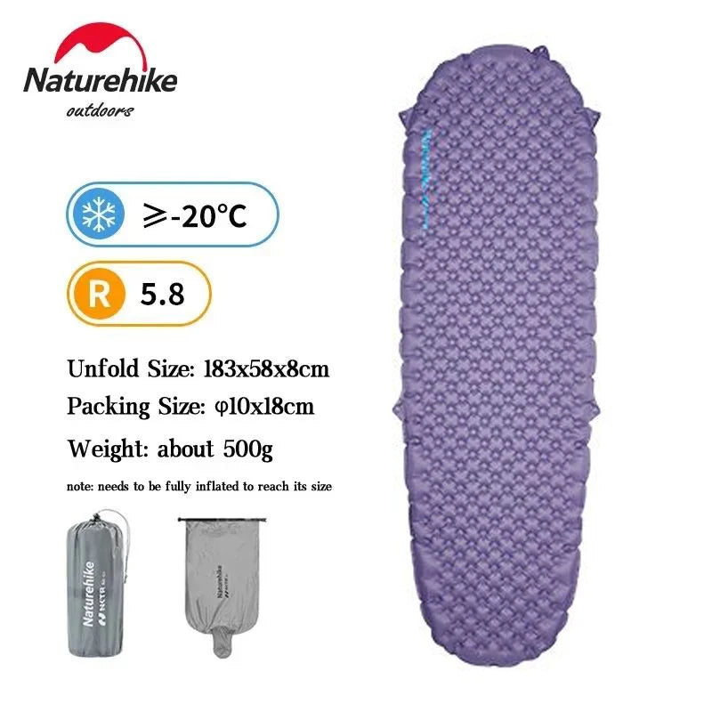 Matelas gonflable de randonnée posé sur l'herbe