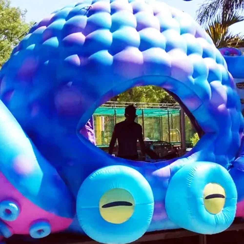 Pieuvre gonflable géante utilisée en décoration thématique océan