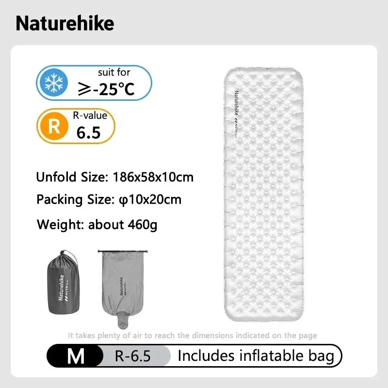 Matelas gonflable isolant installé dans la neige