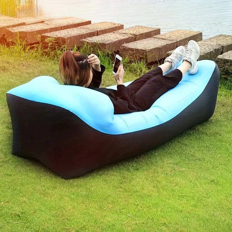 Canapé gonflable chaise longue rouge sur une terrasse