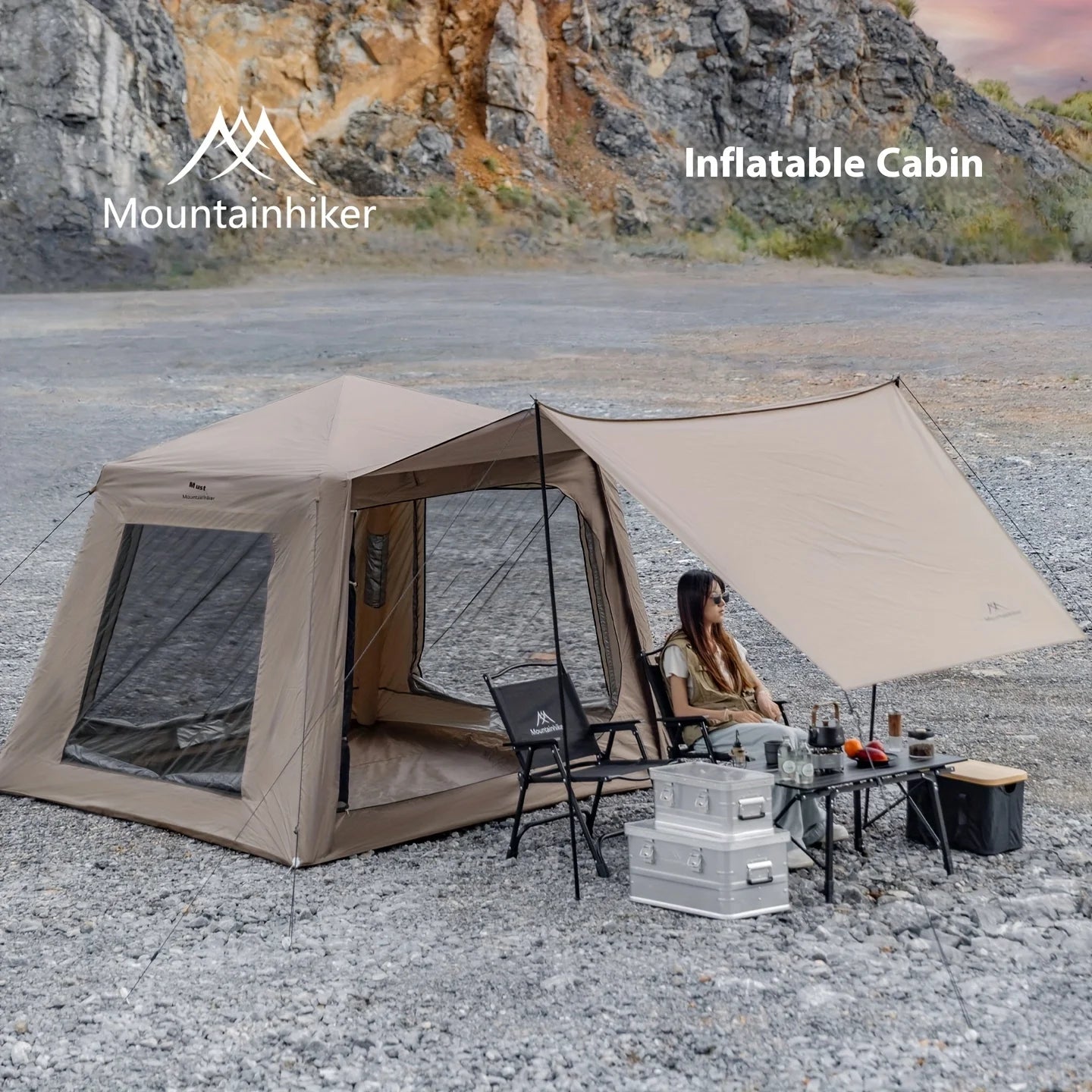 Tente gonflable avec porche installée en extérieur pour le camping