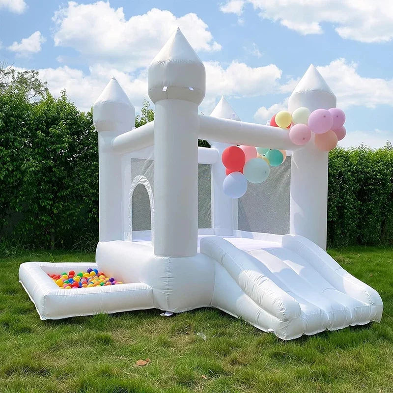 Château gonflable blanc utilisé lors d'un anniversaire
