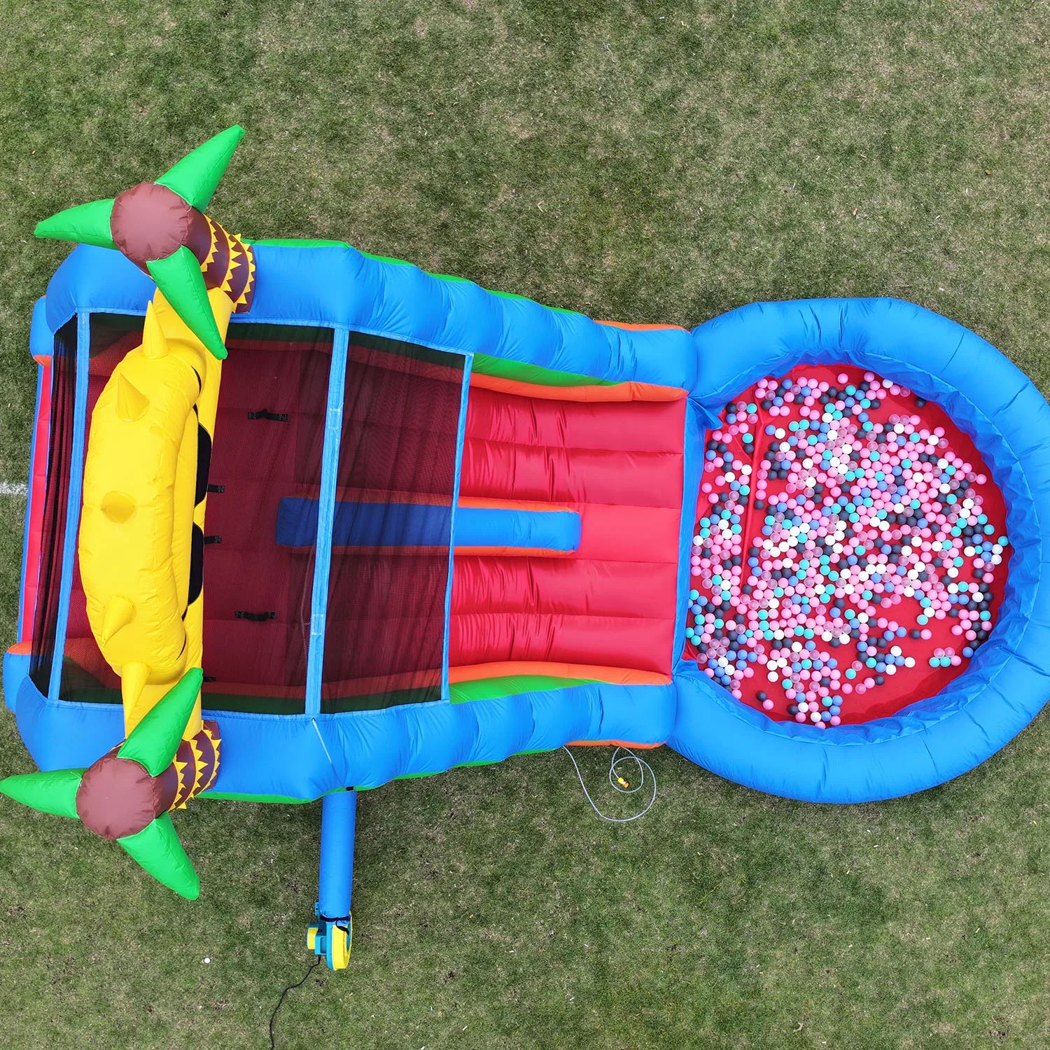 Vue d'ensemble du toboggan aquatique gonflable grand format