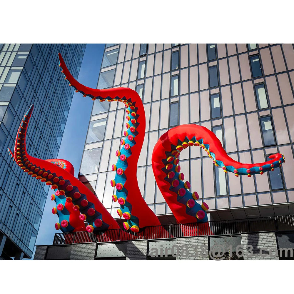 Décoration gonflable tentacule pieuvre installée sur façade