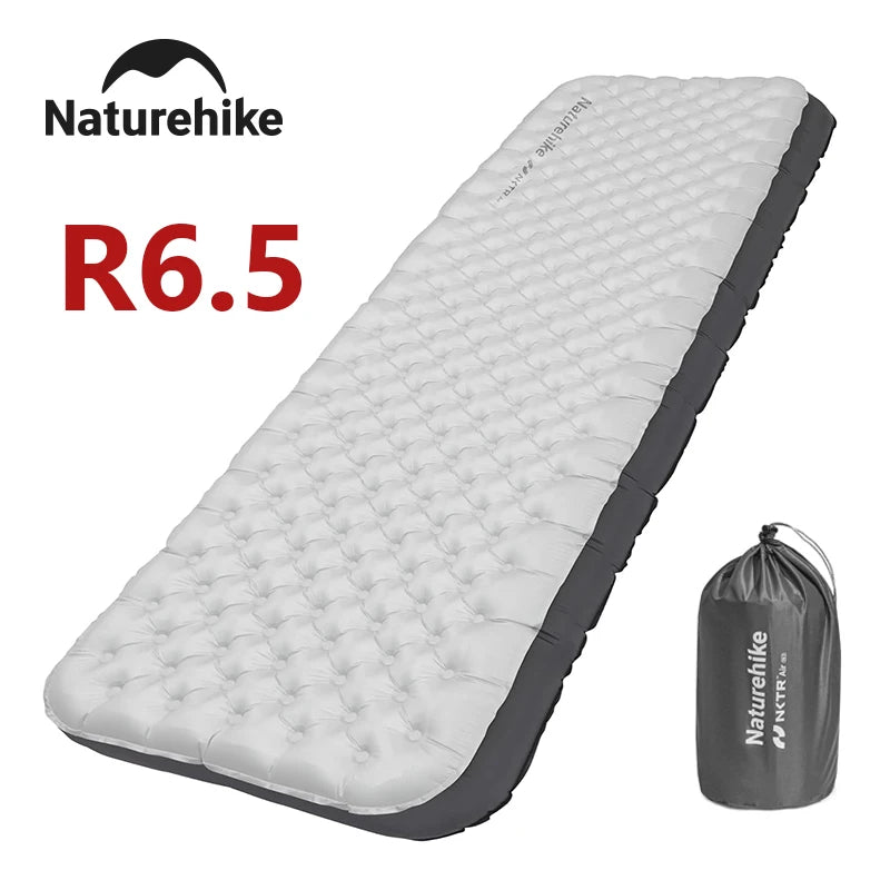 Matelas de camping gonflable isolant installé sous tente