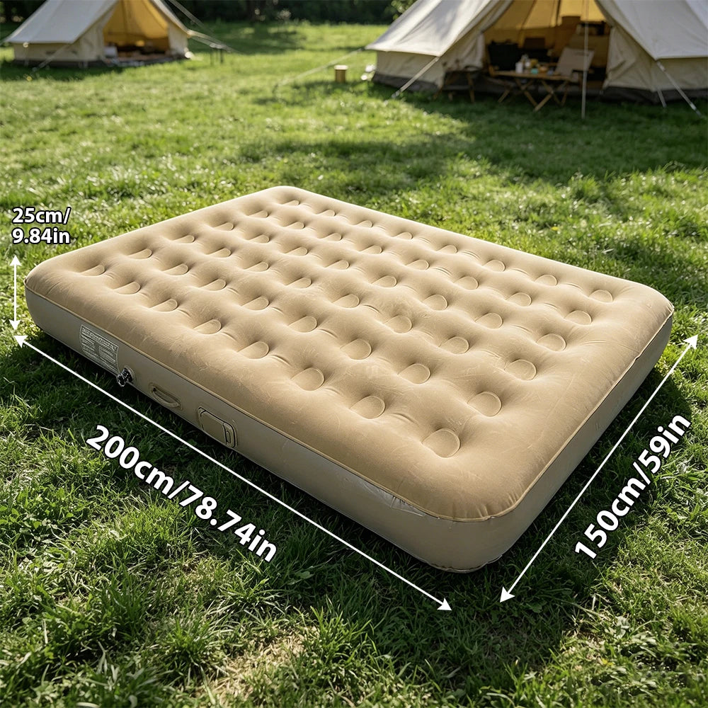 Matelas de camping gonflable posé au sol, prêt à l'emploi