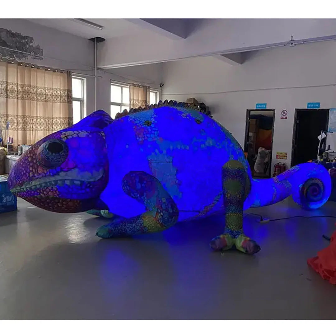 Caméléon gonflable installé sur une scène d'événement