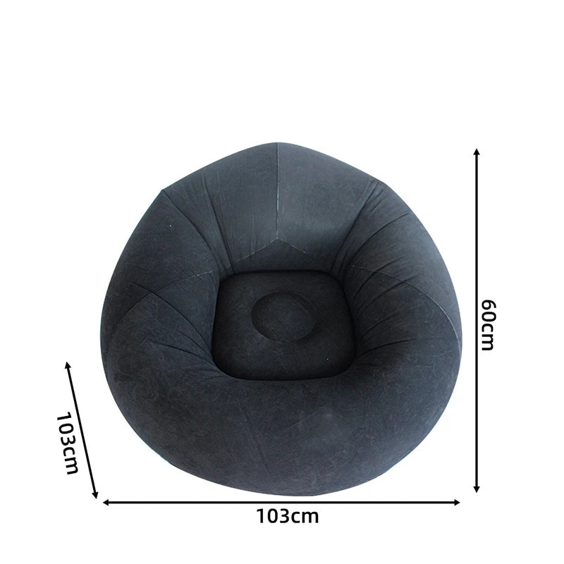 Personne assise sur le pouf canapé gonflable