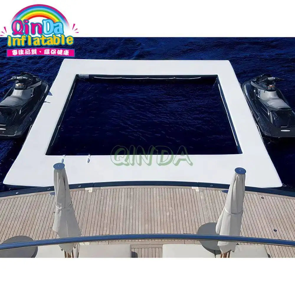 Piscine gonflable flottante installée à l'arrière d'un bateau