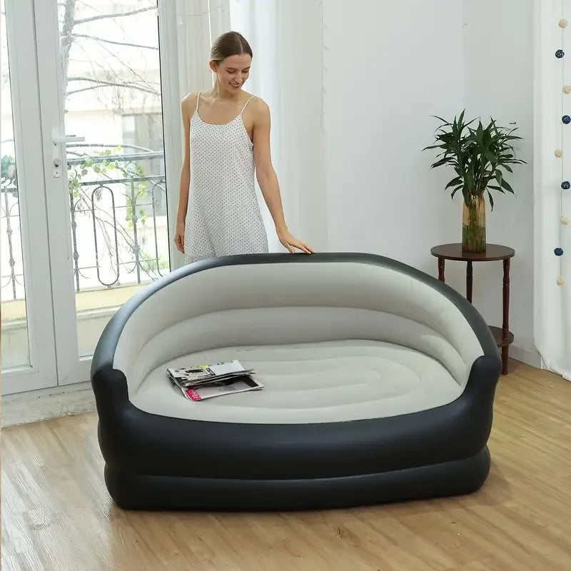 Canapé gonflable utilisé comme lit d'appoint extérieur