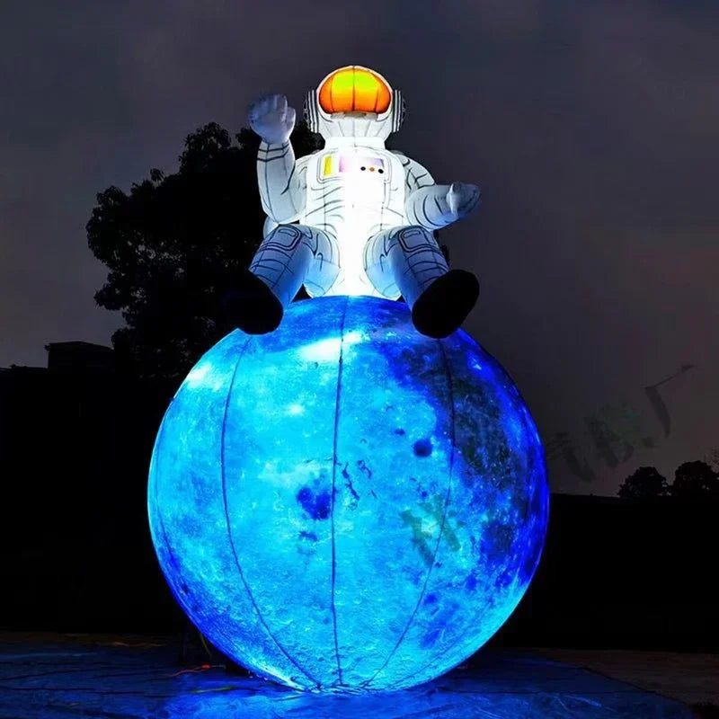 Décoration gonflable lune astronaute LED installée sur une scène de concert
