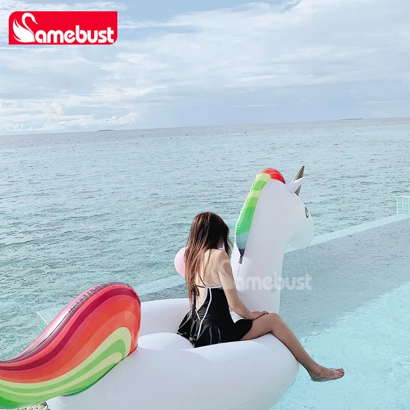 Bouée gonflable licorne à chevaucher dans une piscine