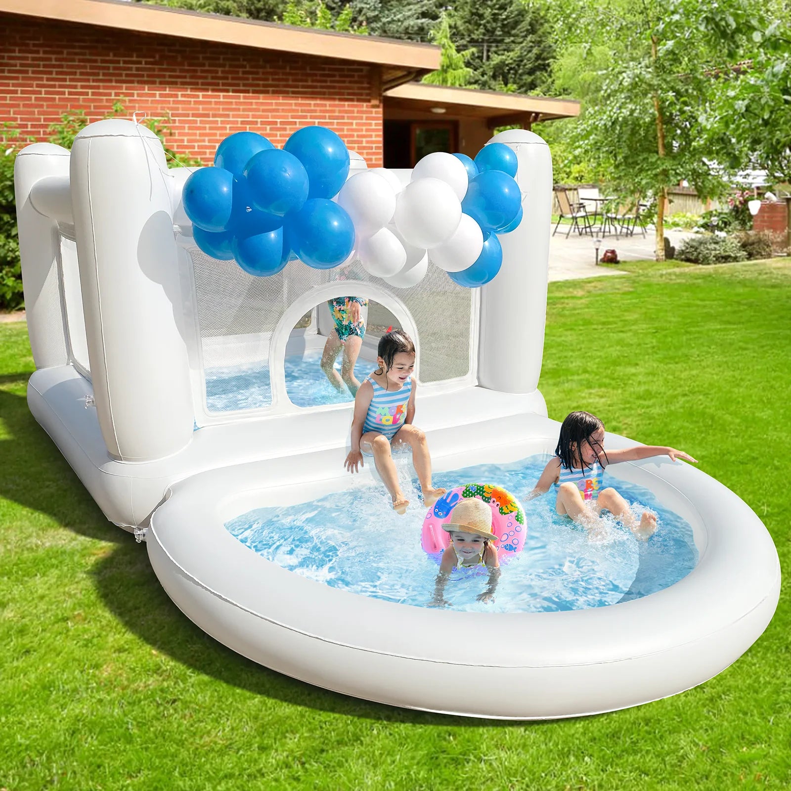 Château gonflable blanc avec piscine à balles