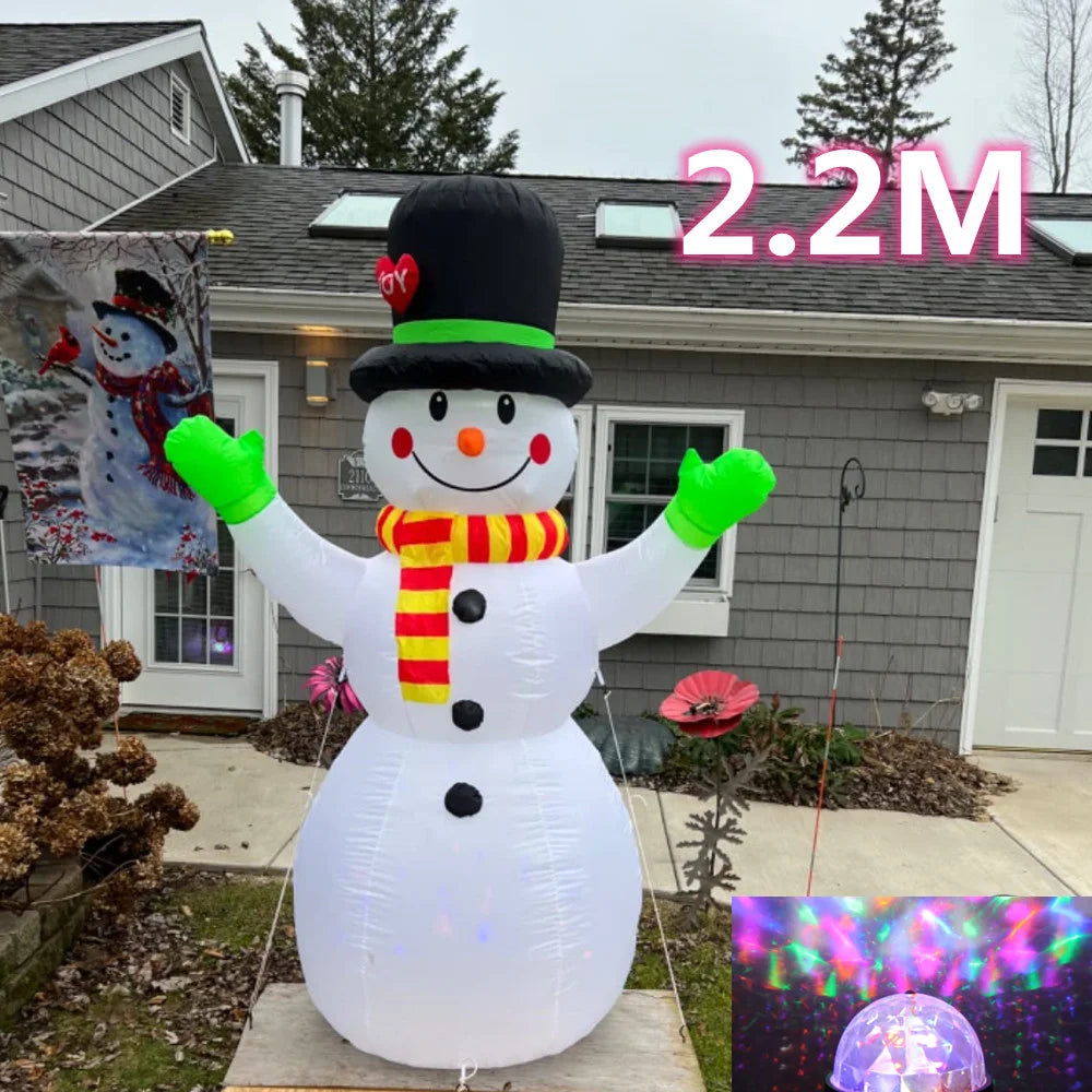 Décoration Noël gonflable Bonhomme de Neige LED installée dans un jardin