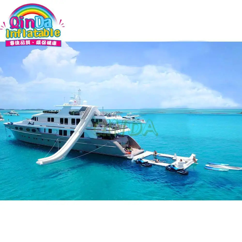 Vue latérale de la piscine gonflable pour bateau