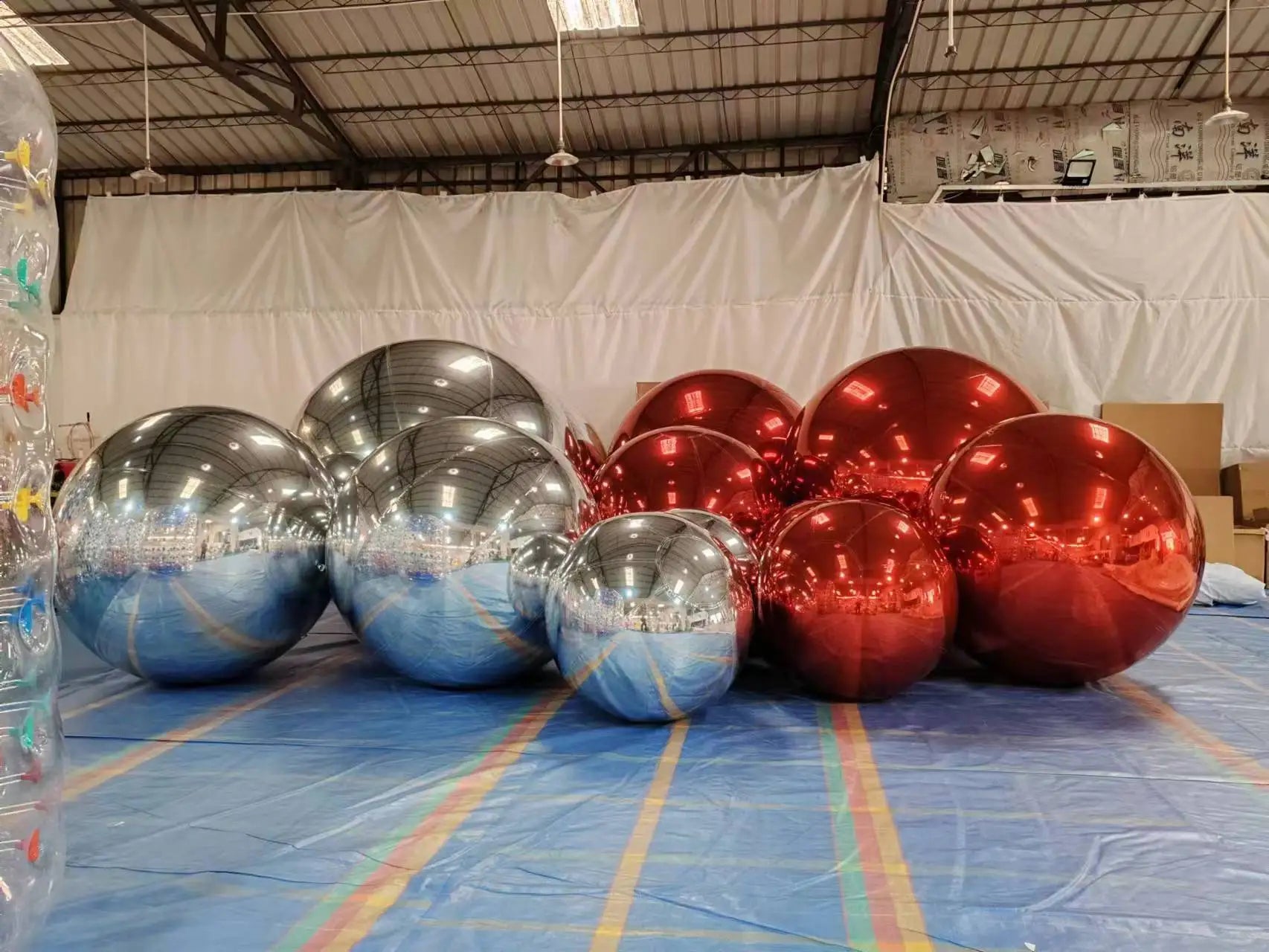 Boule miroir gonflable suspendue en soirée