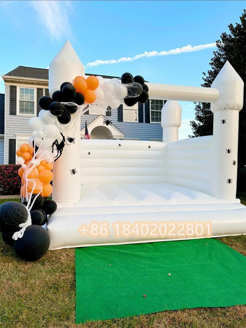 Château gonflable blanc avec ballons décoratifs