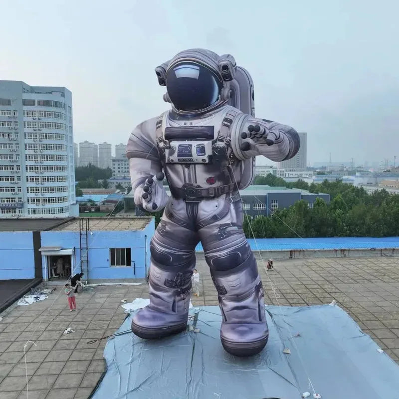 Astronaute gonflable géant installé lors d'un concert