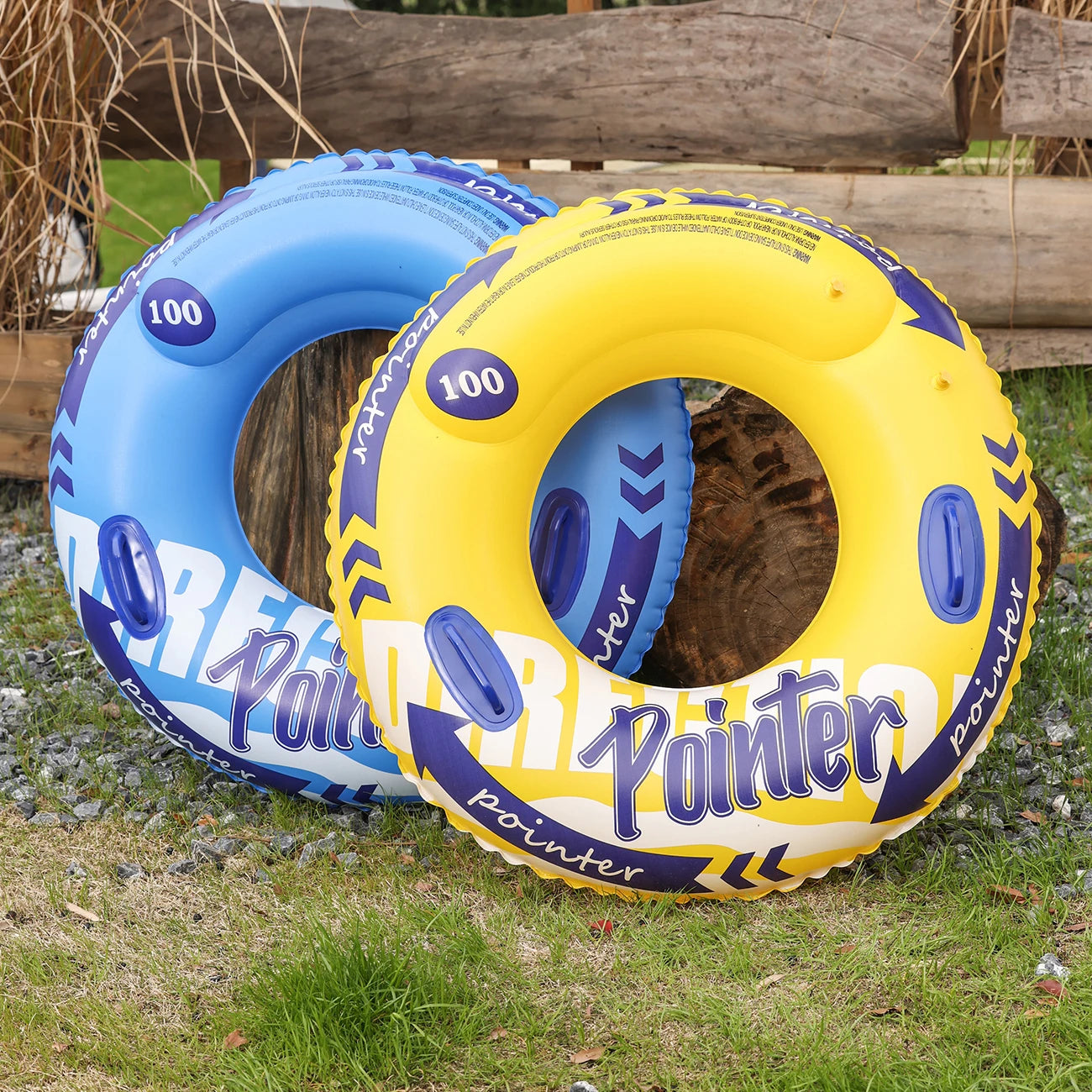 Bouée gonflable double anneau bleue en piscine