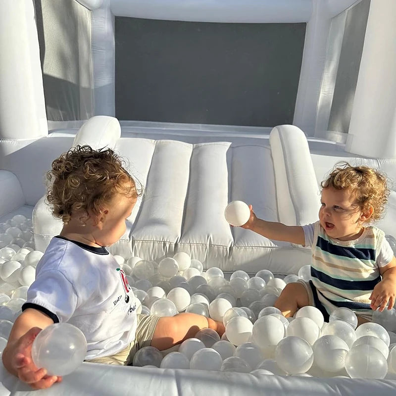 Château gonflable blanc fête anniversaire extérieur