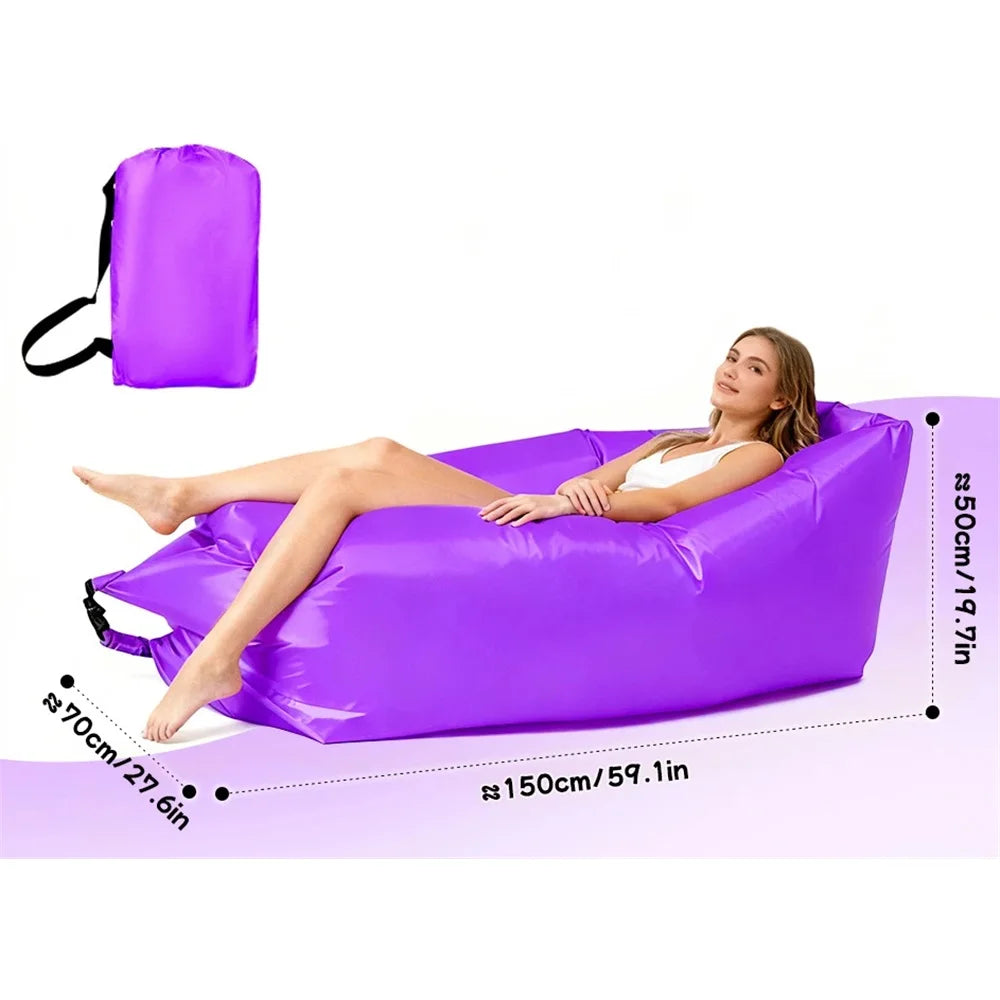 Canapé gonflable utilisé comme transat flottant dans l'eau