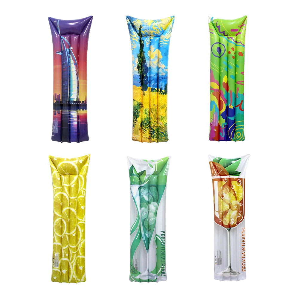 Matelas flottant gonflable motif graffiti vert en mer en vacances