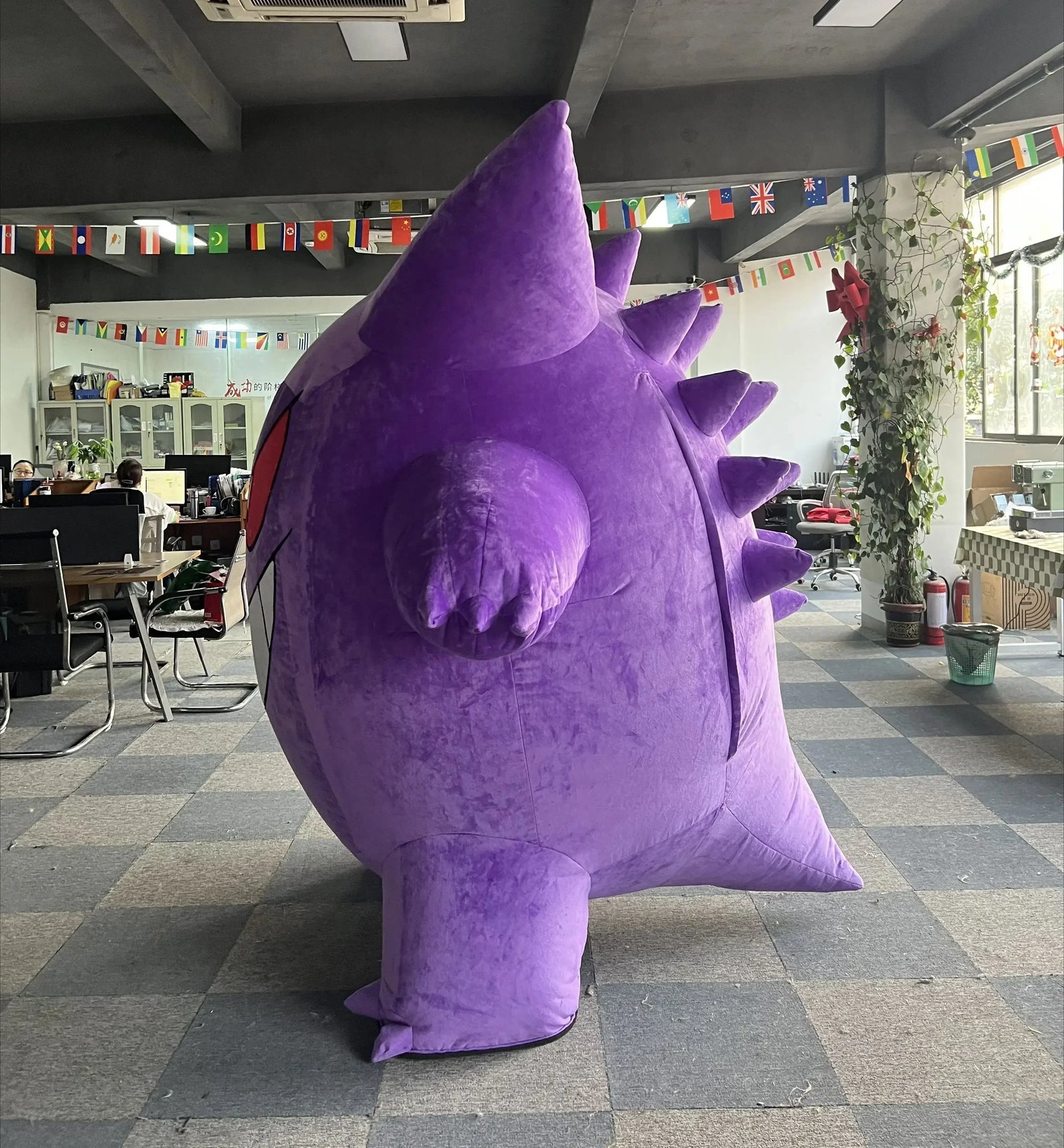 Costume gonflable créature violette, vue de face