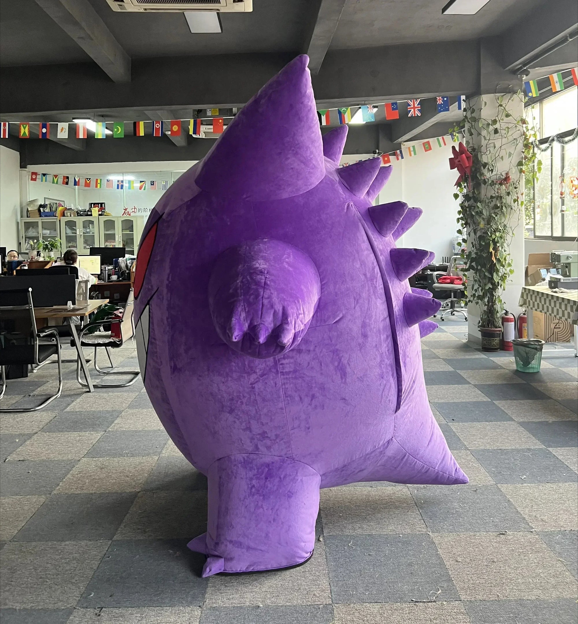 Costume gonflable créature violette, vue de face