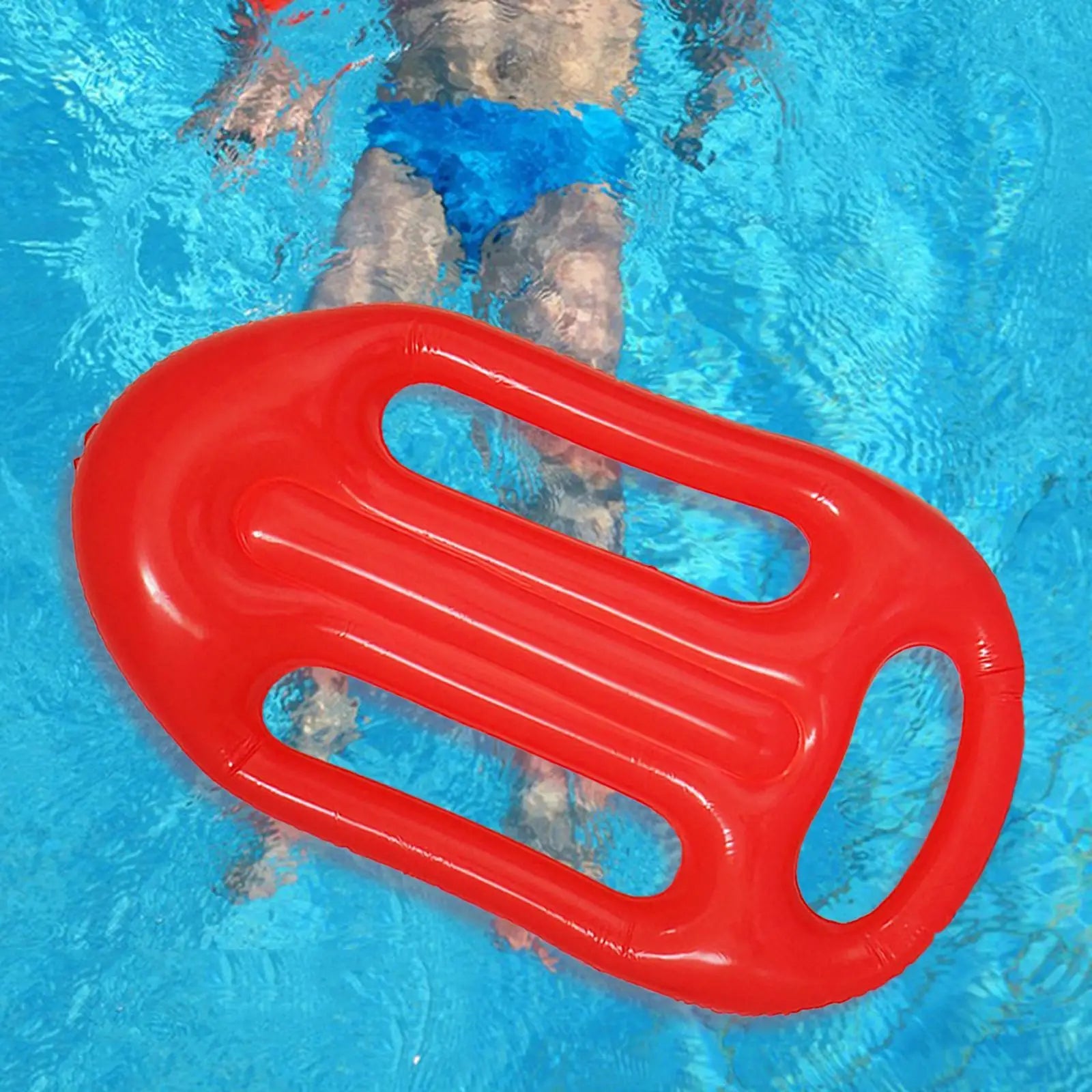 Planche de surf gonflable pour enfant dans la piscine